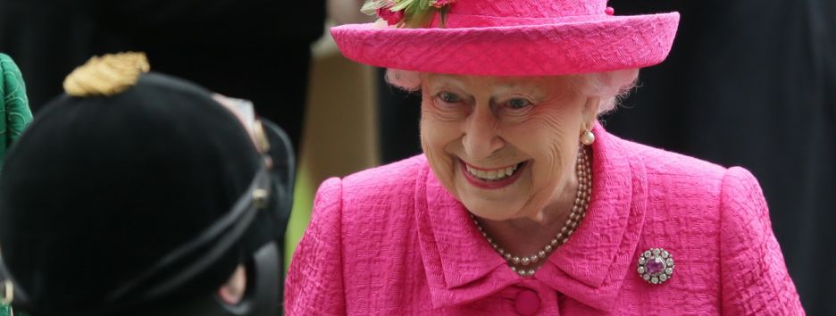 Королева станет получать больше