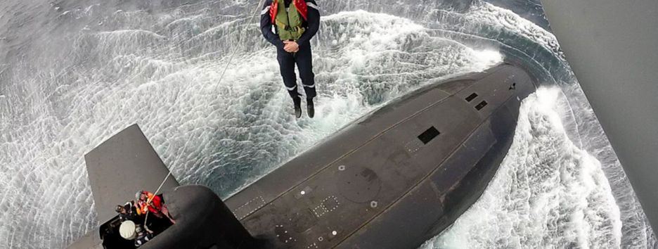 Макрон прилетел на вертолете и спустился на подлодку