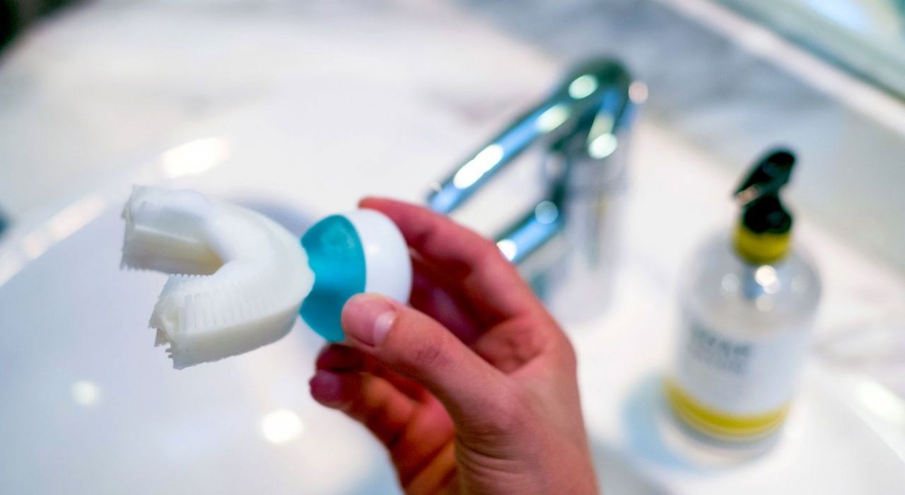 Дизайнеры разработали щетку, которая сама чистит зубы