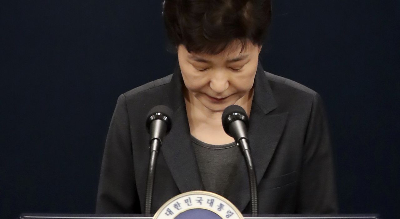 Президент Южной Кореи плачет и сожалеет
