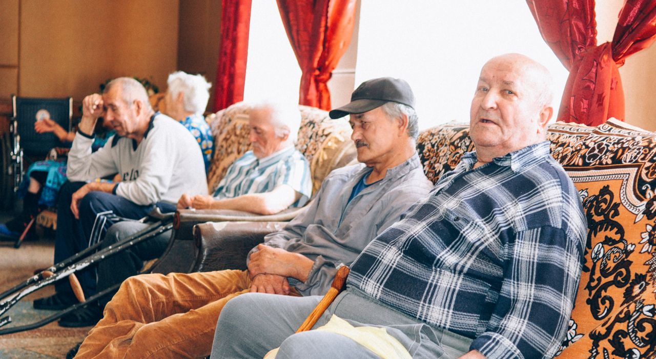 Дом престарелых в зоне АТО: любовь, танцы и 6 км до линии фронта