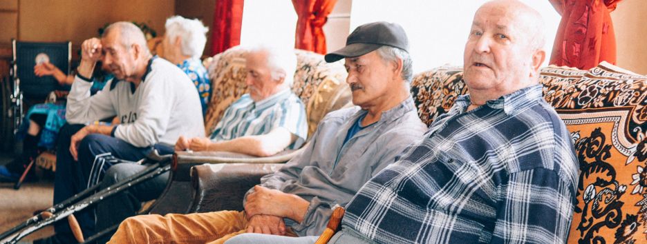 Дом престарелых в зоне АТО: любовь, танцы и 6 км до линии фронта