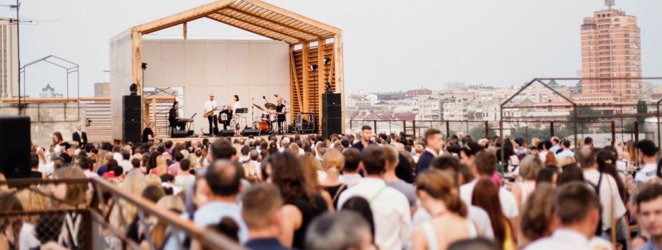 Ирена Карпа прочтет стихи под джазовое сопровождение на сцене «Roof»