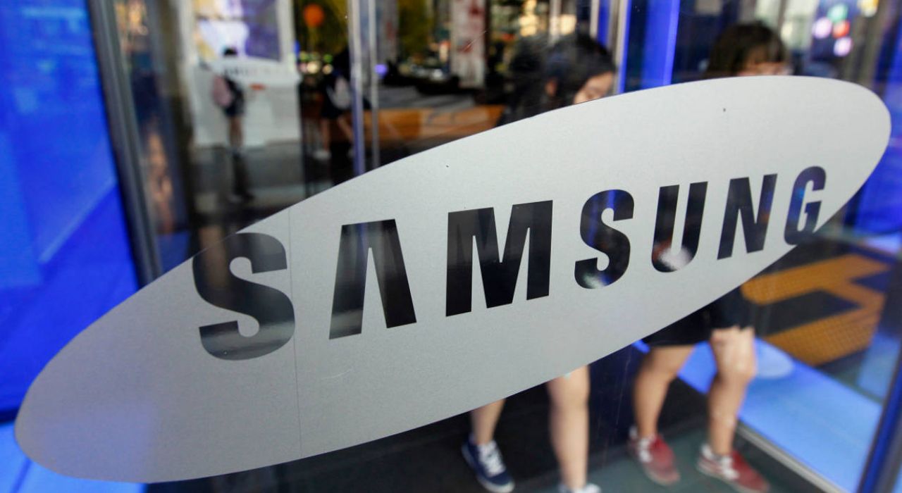Компания Samsung запатентовала смартфон со встроенным алкотестером