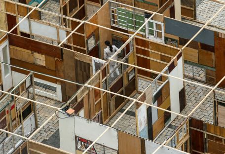 На Софиевской площади лабиринт из разрушенных домов