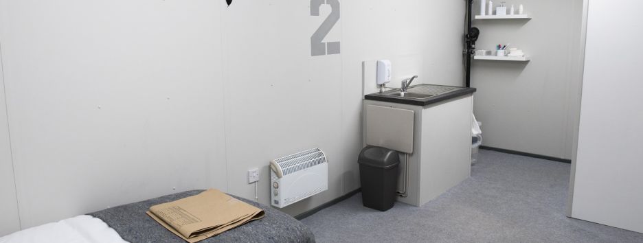 В телеэксперименте людей закрыли в одиночной камере без интернета