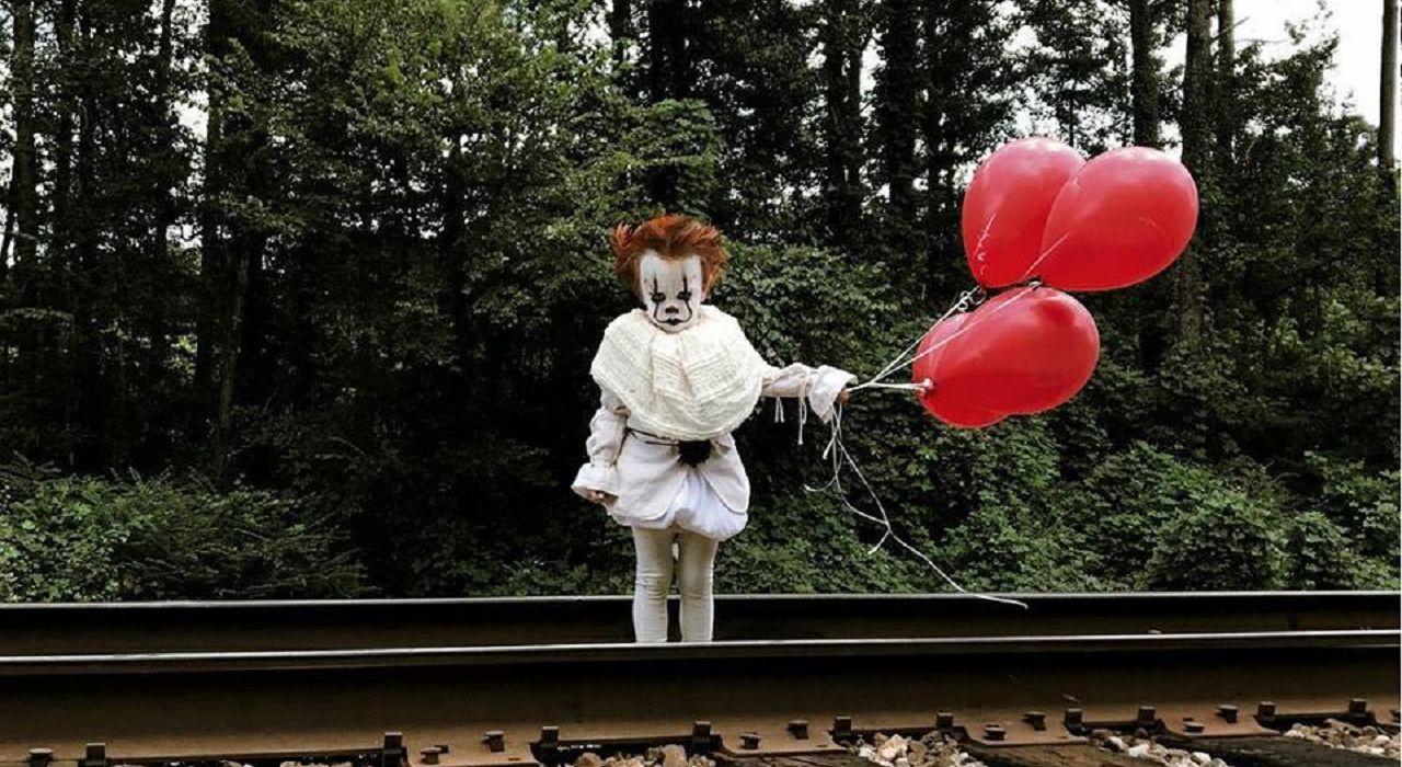 Фотограф переодел трехлетнего брата в клоуна из фильма «Оно»