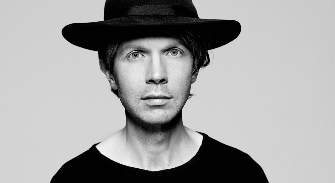 Американский музыкант Beck выпустил клип на трек «Up All Night»