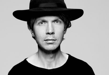 Американский музыкант Beck выпустил клип на трек «Up All Night»