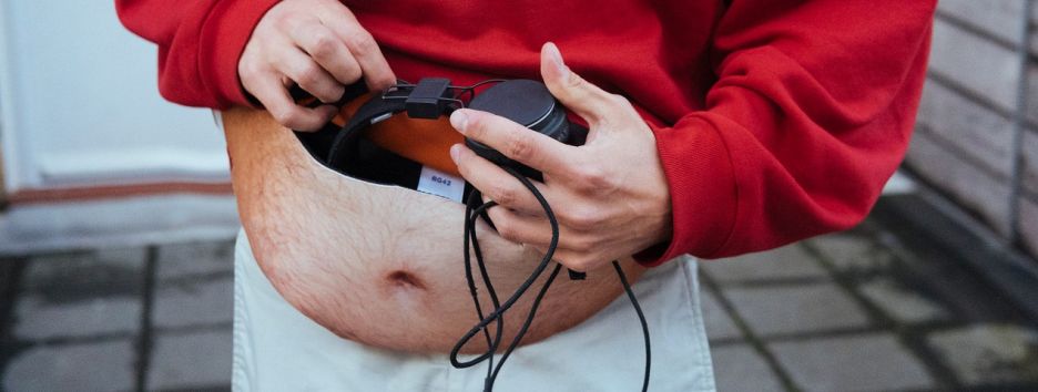 Дизайнер из Лондона придумал сумку, которая выглядит как живот