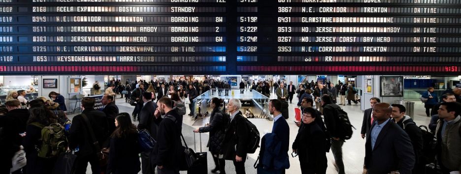 Американка пропустила свой рейс и заставила танцевать весь аэропорт