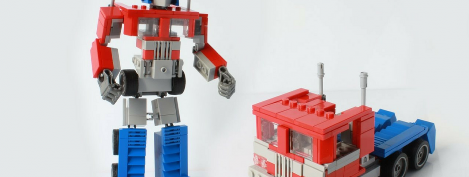 Робот-трансформер превращается в колесо, корабль и планер