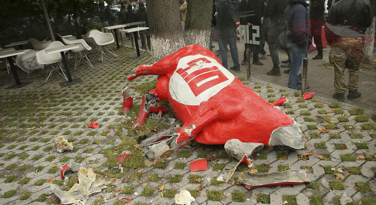 Националисты разбили корову Балашова (фото)