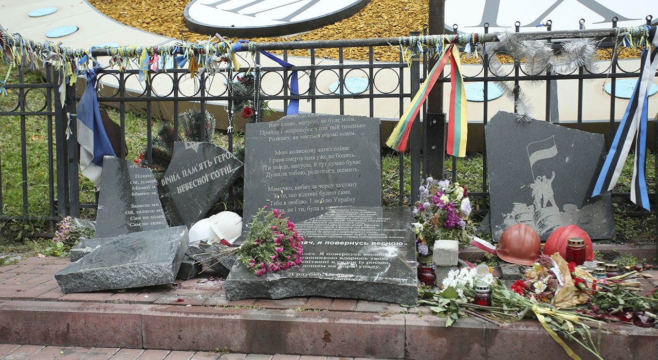 Вандал из Крыма разгромил памятник героям Небесной сотни (фото)