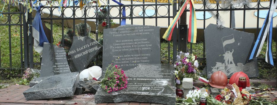 Вандал из Крыма разгромил памятник героям Небесной сотни (фото)