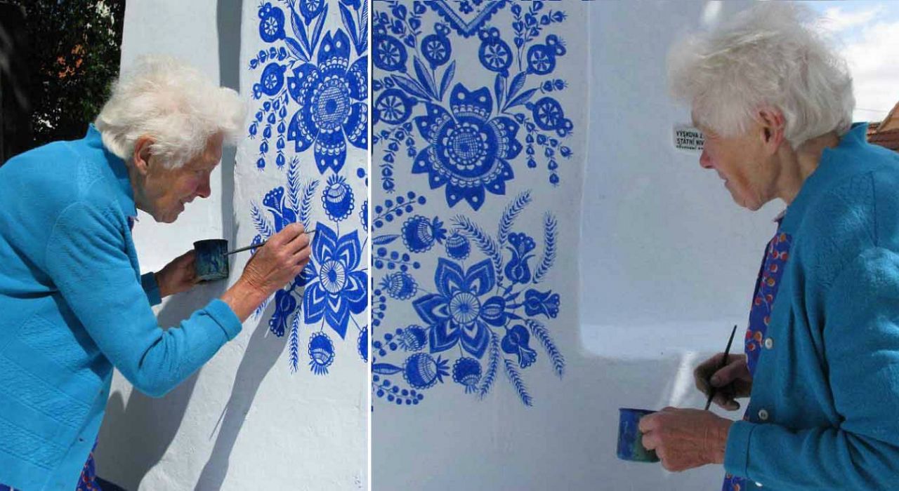 В чешской деревне 90-летняя старушка раскрашивает дома вручную