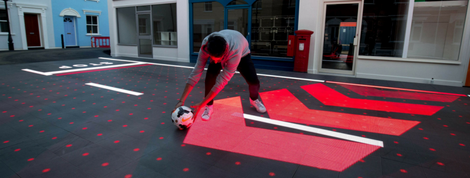 В Лондоне показали «умную зебру» для пешеходов и водителей