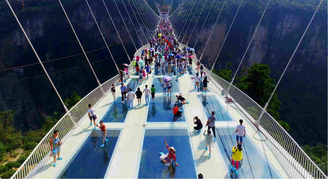Недетский розыгрыш: создатели стеклянного моста пошутили над туристами