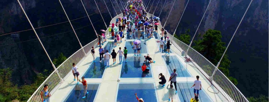 Недетский розыгрыш: создатели стеклянного моста пошутили над туристами