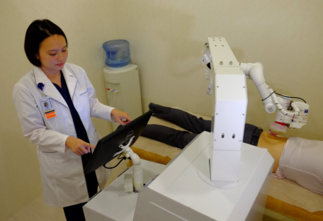 В клиниках Сингапура появились роботы-массажисты (видео)