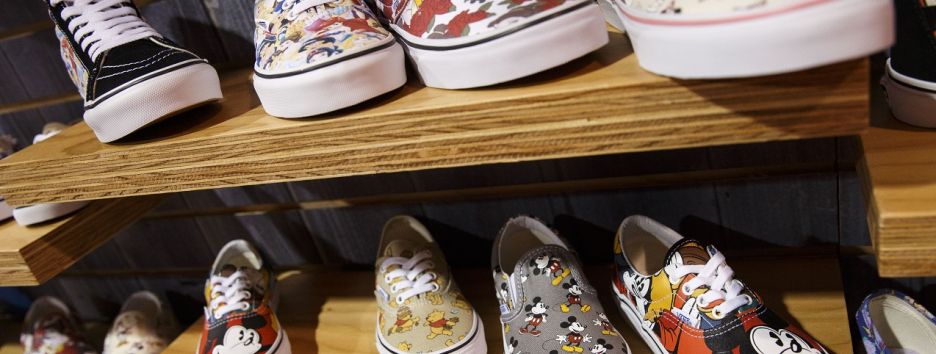 В сети начался новый спор: какого цвета кеды Vans