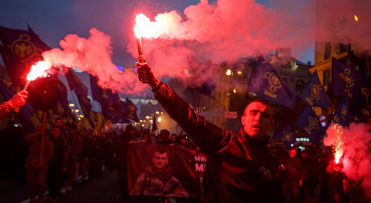 Удушливый дым и школьники с факелами: шествие УПА в Киеве
