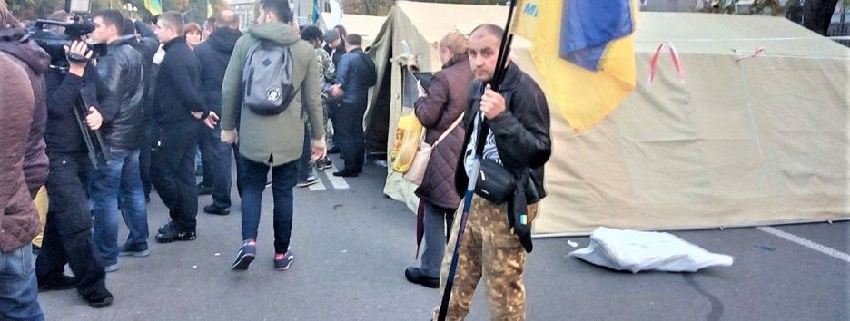 Остаемся ночевать: как митингующим раздавали палатки