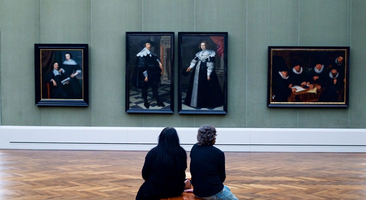 Фотограф снимает посетителей музеев, которые «совпадают» с картинами