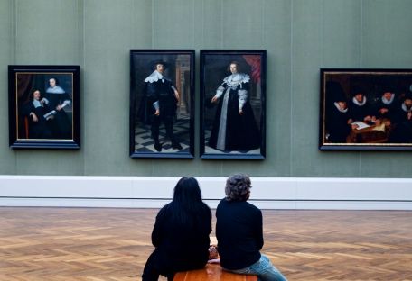 Фотограф снимает посетителей музеев, которые «совпадают» с картинами