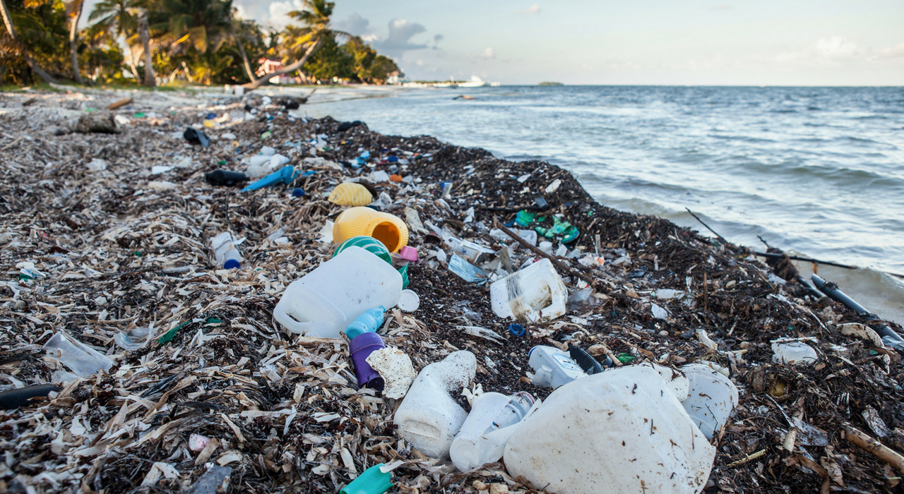 В Британии установили устройство, которое очистит море от пластика