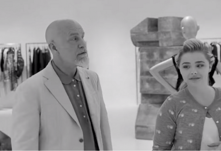 Хлоя Морец и Джон Малкович в трейлере фильма «Я люблю тебя, папочка»