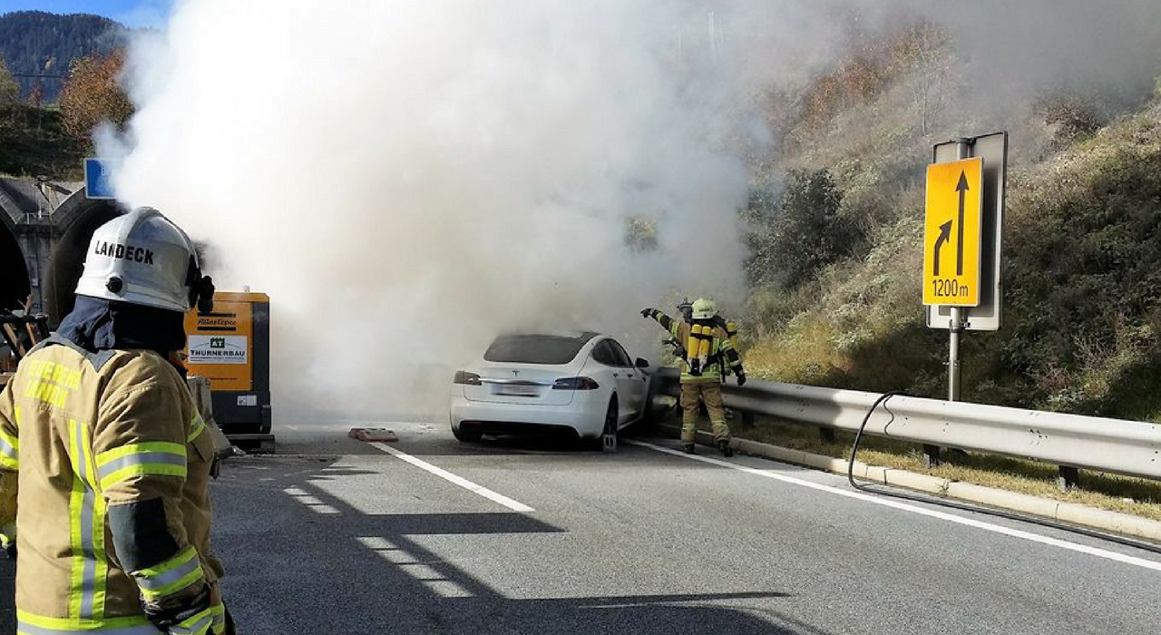 В Австрии загорелась Tesla Model S. Вот как ее тушили (фото)