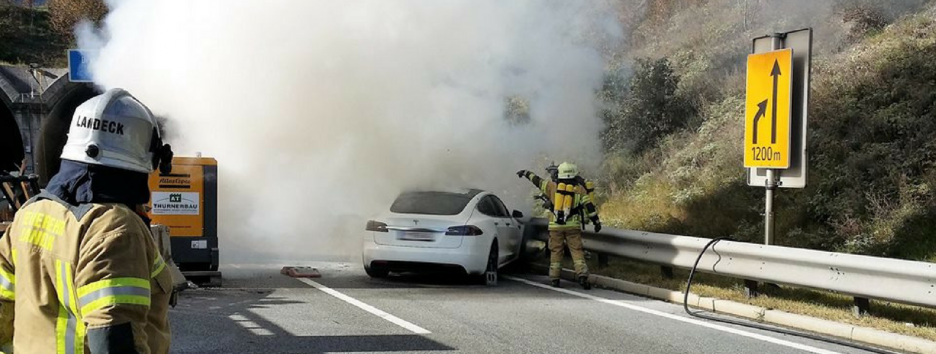 В Австрии загорелась Tesla Model S. Вот как ее тушили (фото)
