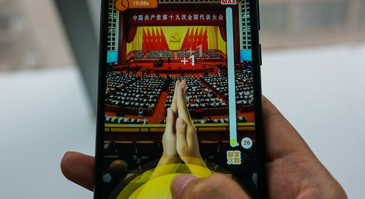 В Китае набирает популярности игра, где нужно хлопать лидеру страны