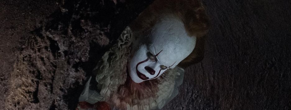 Парень добавил клоуна из фильма «Оно» на фото помолвки своей сестры