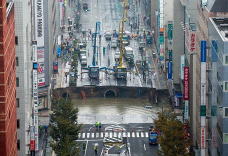 В Японии 30-метровую яму залатали за два дня