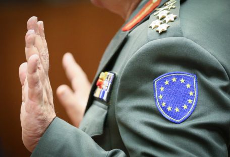 Министры ЕС: обороняться сообща, но армию не создавать