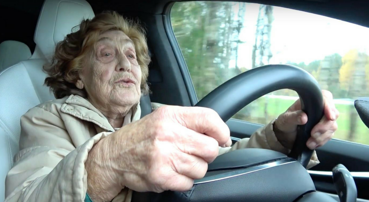 92-летняя эстонка пересела с «Москвича» на Tesla Model X (видео)