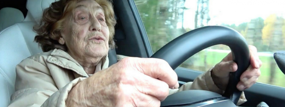 92-летняя эстонка пересела с «Москвича» на Tesla Model X (видео)