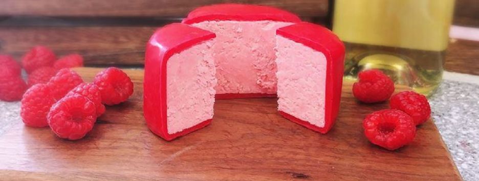 Британцы создали сыр со вкусом просекко и малины