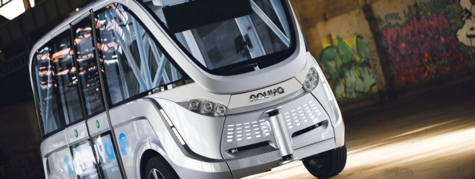 Беспилотный автобус попал в аварию во время первого рейса