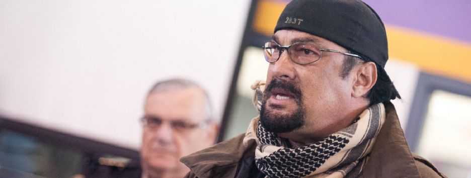 Актриса Порша де Росси обвиняет Стивена Сигала в домогательствах