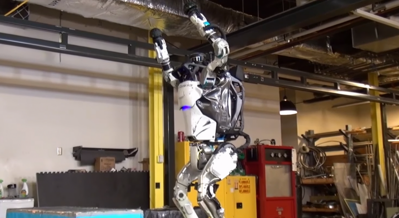 Человекоподобный робот Boston Dynamics делает сальто назад (видео)
