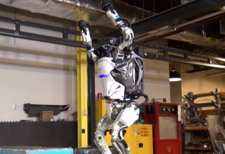 Человекоподобный робот Boston Dynamics делает сальто назад (видео)