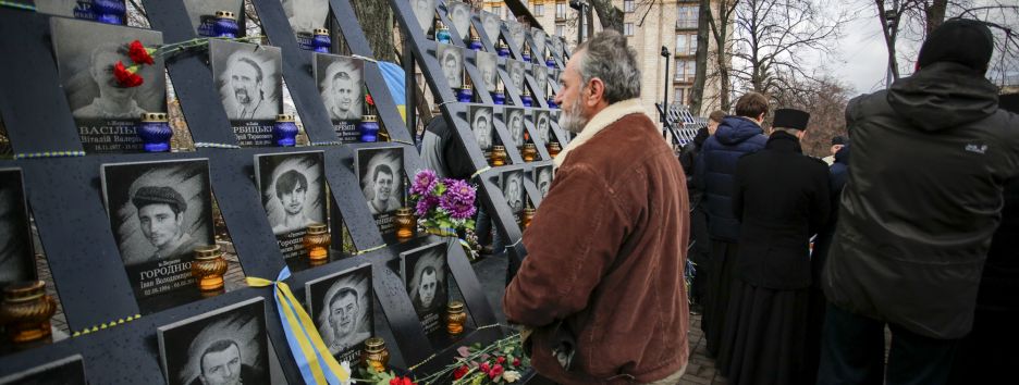 Годовщина Революции достоинства: слезы, цветы и поминальный молебен у мемориала героям Небесной сотни (фото)