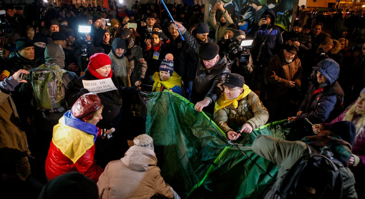Акция памяти: на Майдане ставили палатки и жгли шины (фото)