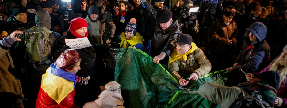 Акция памяти: на Майдане ставили палатки и жгли шины (фото)