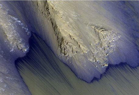 Темные полосы на Марсе оказались вовсе не следами жидкой воды