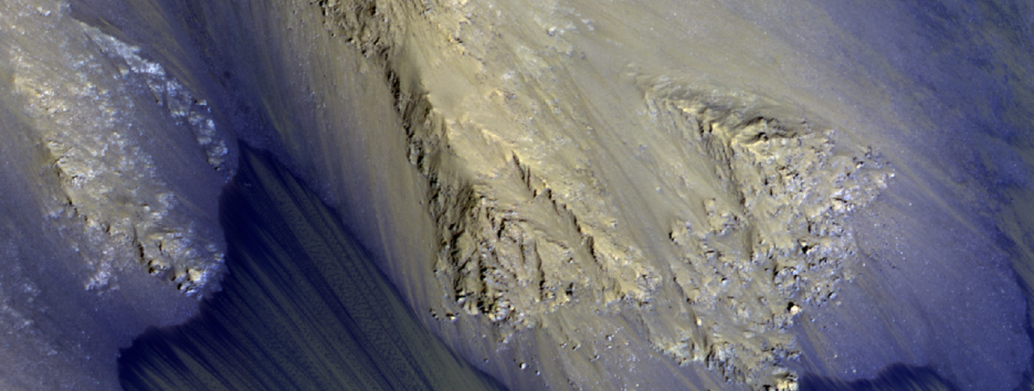 Темные полосы на Марсе оказались вовсе не следами жидкой воды