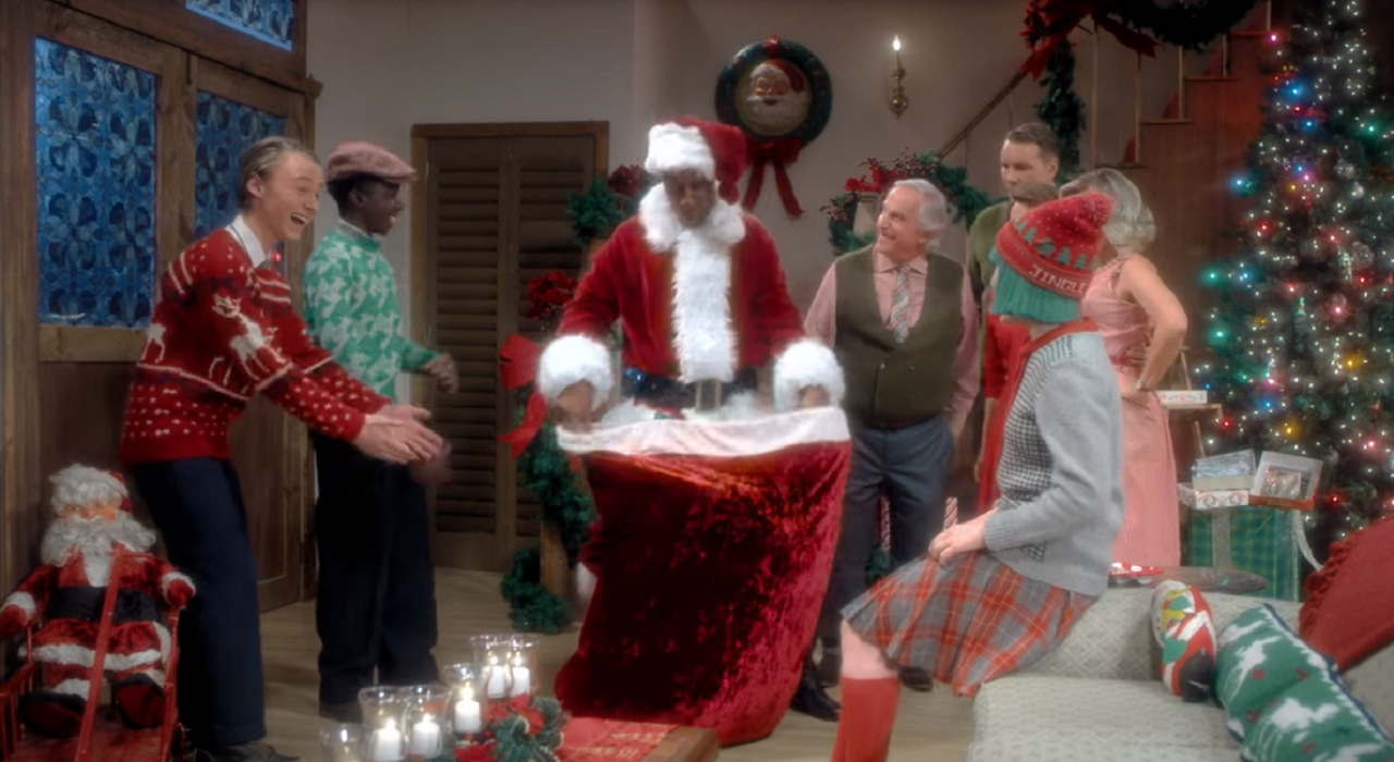 Sia представила клип к рождественской песне «Santa’s Coming for Us»